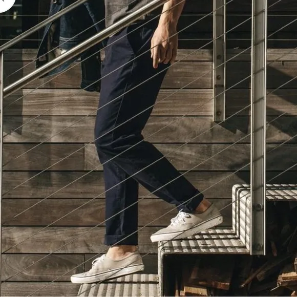 NEW TAYLOR Slim Chino Pant in Navy
          
      NWT