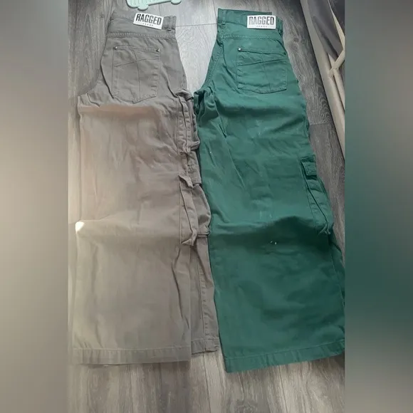 Wide leg cargo jeans / only green available