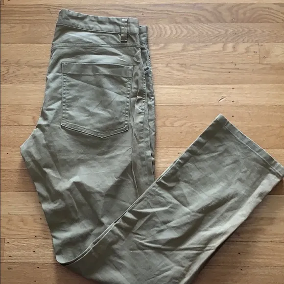 Men’s khaki pants