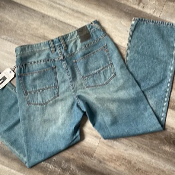 NWT Tommy Bahama jeans men’s denim 32 x 32 light blue straight leg
          
      NWT