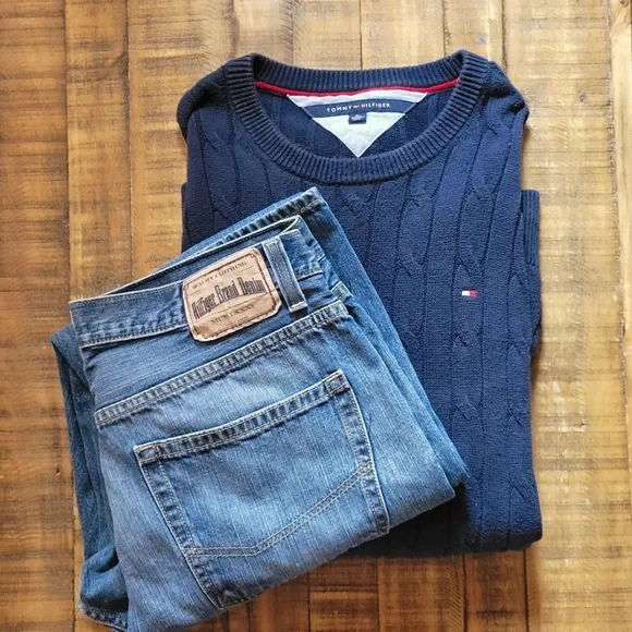 2 for 1 Tommy Hilfiger Men Jeans and Crew Neck Sweater Size XL Light Wash Jeans