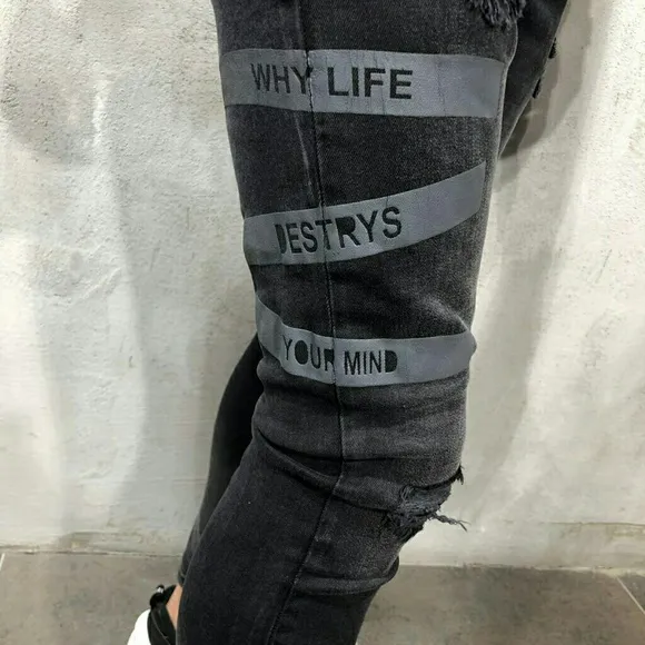 TOP EXPRESSION DISTRESSED JEANS WITH STRIPES
          
      Boutique