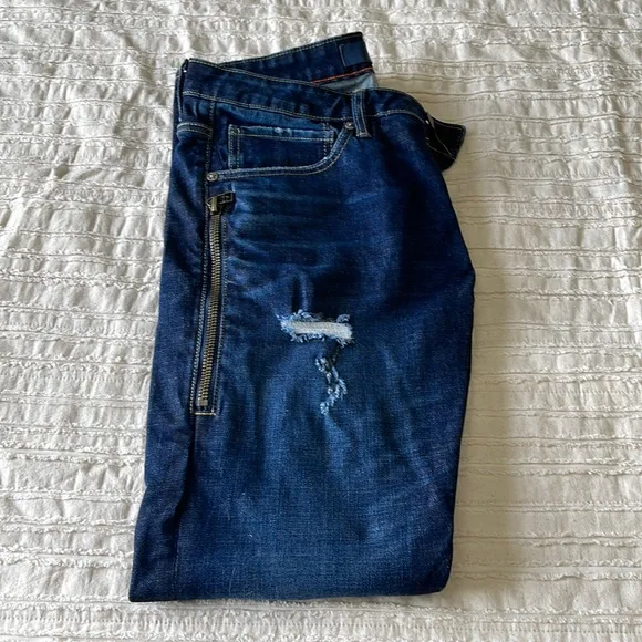 Never worn - Vigoss Size 32 Regular Straight Jeans.