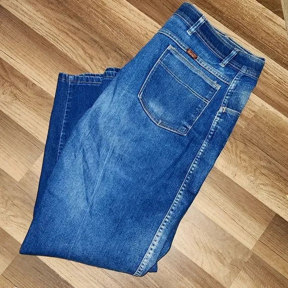 Wrangler Mens 42x30 Distressed pockets.