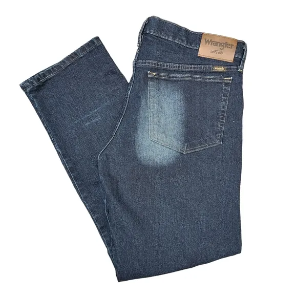 Men's Wrangler Relaxed Fit 33Wx32L Dark Denim Wash Jeans