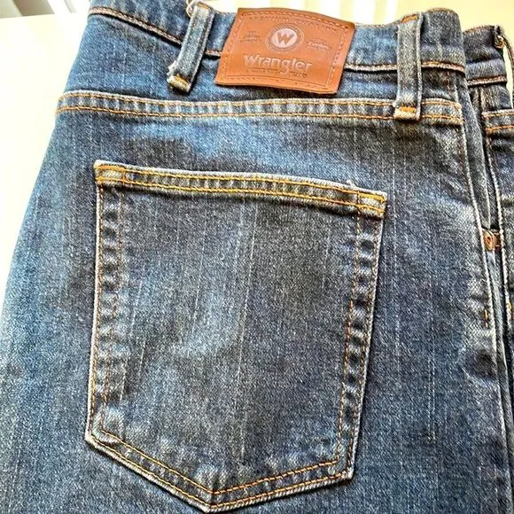 Wrangler jeans 40/30 regular fit laying flat approximately 40 waist 30 inseam