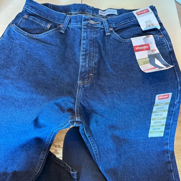 NWT Wrangler regular fit men’s jeans size 33x32
          
      NWT