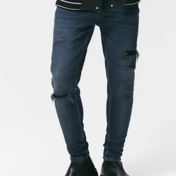 RIPPED SKINNY JEANS
          
      NWT