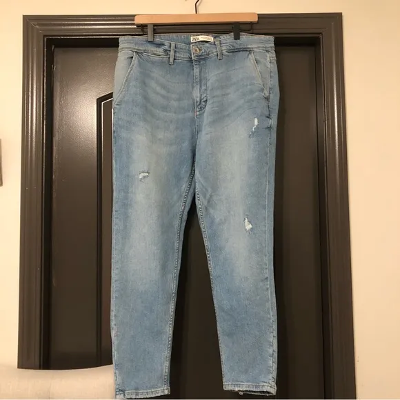 Zara men’s size 36 light/medium wash skinny jeans with slight distress