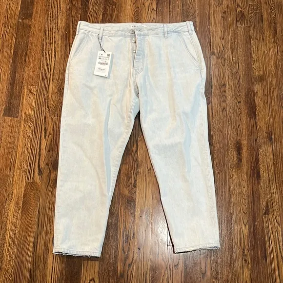 Zara Loose Cropped Jeans in light denim wash.
          
      NWT