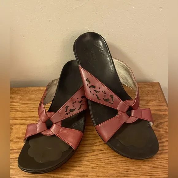 Red Wing    Woman’s  Slip On  Leather Sandals