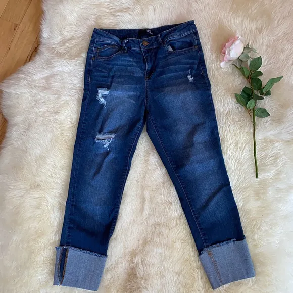 1822  Denim distressed stretch crop jeans