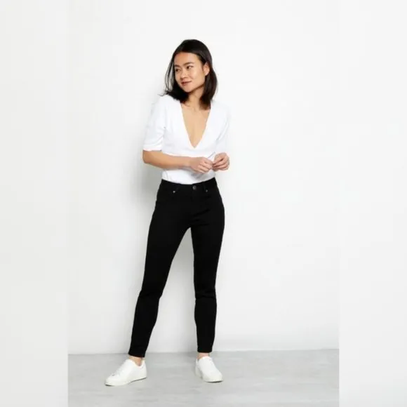 1822 BUTTER DENIM CLASSIC SKINNY IN BLACK NWT
          
      NWT