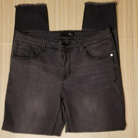 1822 Womens Faded Black Distressed Hem Jeans With colorblock cuff 10