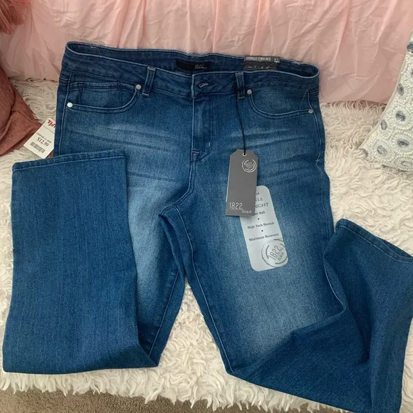 New Jeans 👖
          
      NWT