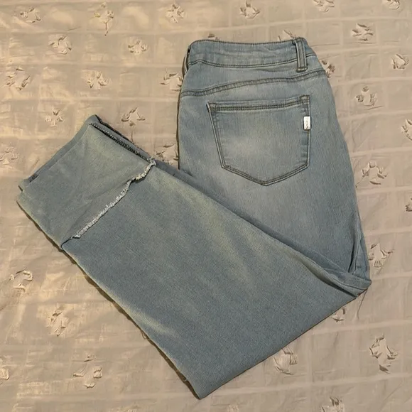 1822 Denim Taylor Women's Mid-Rise Cropped Jeans