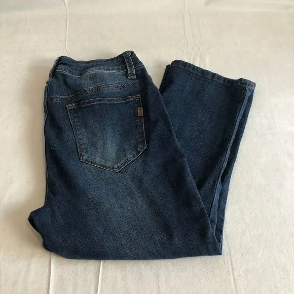 1822 Dark Wash Distressed capri Jeans size 6.  TT