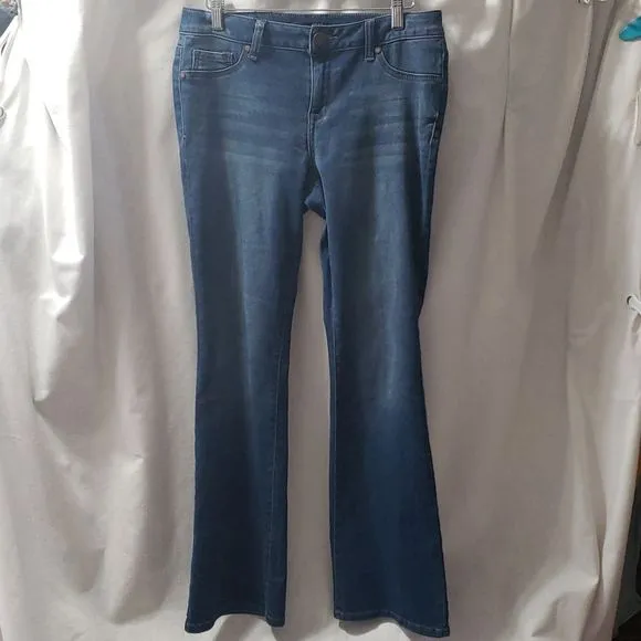 1822. Denim. Straight Leg.  Cotton, Polyester  & Spandex. Size 8/29.