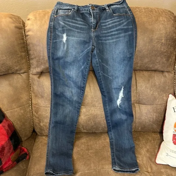Women’s 1822 Slightly Distressed Dark Wash Skinny Jeans