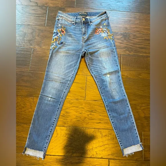 ⭐️Abercrombie women’s floral & bird embroidered jeans Size 28