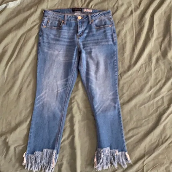 AéRopostale Cropped Fringed denim size 6 Ankle street style