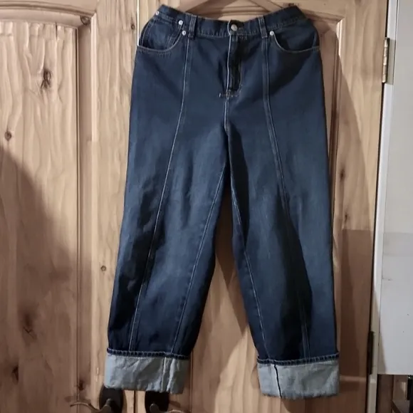 Alexander Mcqueen -The perfect cuffed pant with darts at waiste so flattering 30
          
      NWT