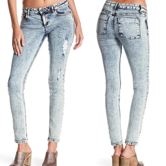 alice + olivia Jane Acid Wash Skinny Jeans 24
          
      NWT