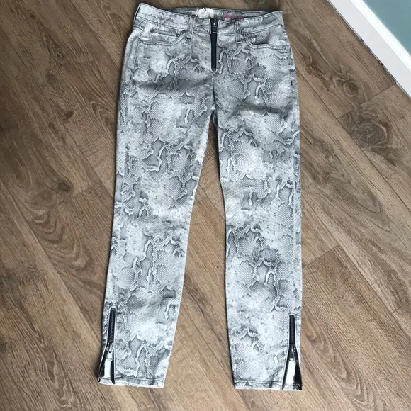 AO LA by Alice + Olivia | Snake print skinny  jeans. Zipper ankles. Size 27.