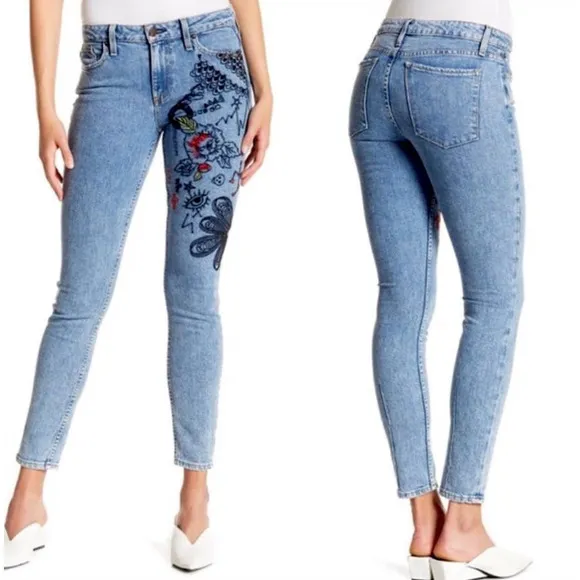 Alice and Olivia Embroidered Mid-Rise Skinny Jean - 28
          
      NWT