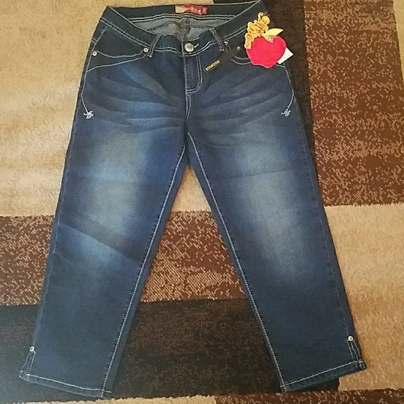 APPLE BOTTOMS CAPRI'S
          
      NWT