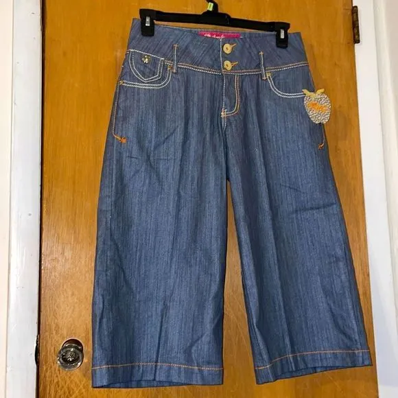 Apple Bottoms capris! Size9/10! NWT! 16” waist and 10” rise! 12.5” wide leg!