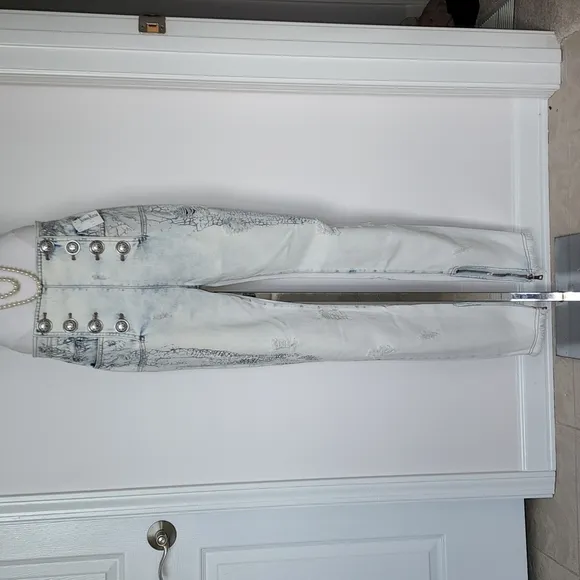BALMAIN JEANS RF0500D048 SIZE 39 EURO
          
      NWT