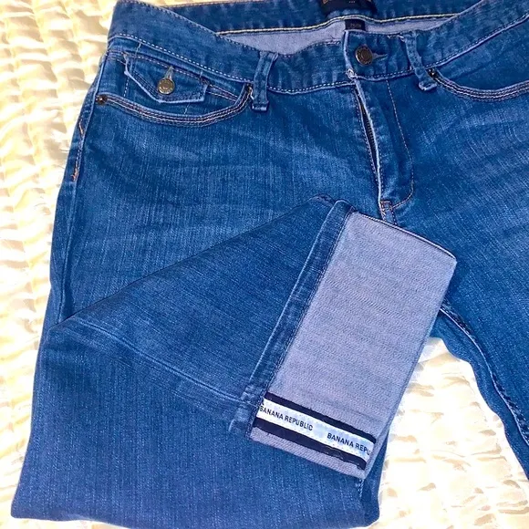 Banana Republic Jean Capri, size 6 Women’s, logo on the bottom cuff 💕