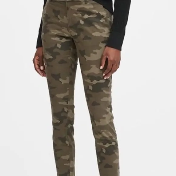 NWT - 👖👖Sloan Camo Stretch Chino's (Jeans) - 6👖👖
          
      NWT
