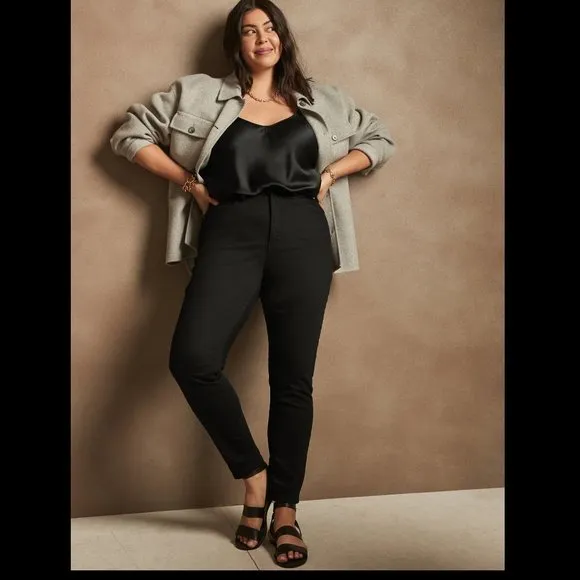 FLASH SALE! NWT! Banana Republic Curvy High-Rise Black Jeans - Size 30/10
          
      NWT