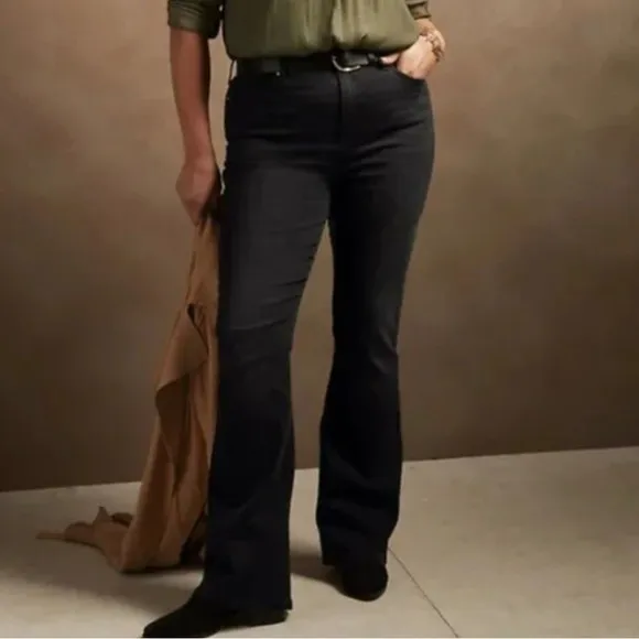 NWT! Banana Republic Black High-Rise Bootcut Jean - Size 30/10
          
      NWT