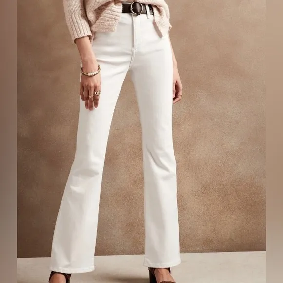 NWT! Banana Republic White High Rise Bootcut Jeans - Size 32/14 Tall
          
      NWT