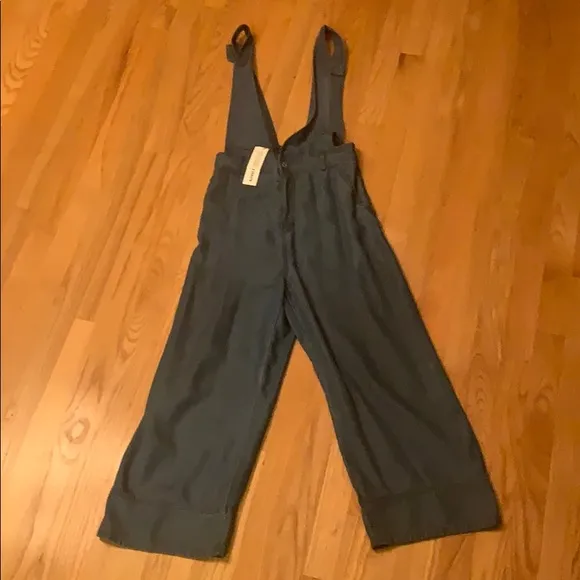 BB Dakota Wide Leg Cropped Overalls in Size 4
          
      NWT