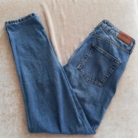 BDG by Urban Outfitters Hight Waisted Mom Jeans W28