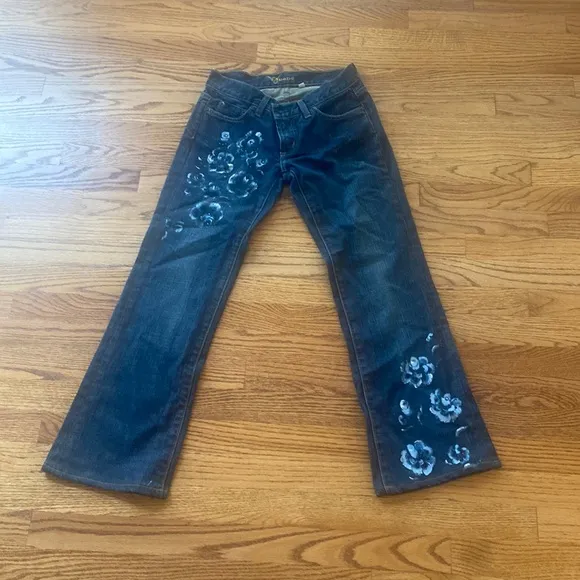 Bebe Vintage floral jeans Size 26, but would best fit a Size 0-2