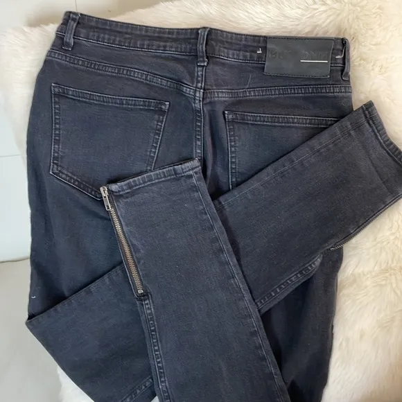 BLK black denim. Skinny with ankle zip. Size 28 Reg