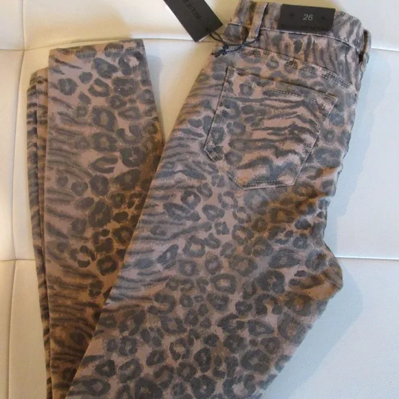 Blue Revival Tiger on the Prowl Skinny Jeans NEW - Size 26
          
      NWT
