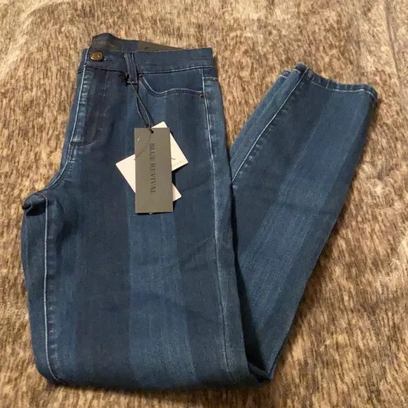 💙Blue Revival Roxy High Rise Skinny Jeans💙
          
      NWT