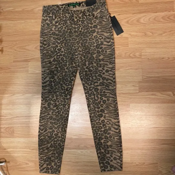NWT BLUE REVIVAL Leopard skinny jeans size 28
          
      NWT