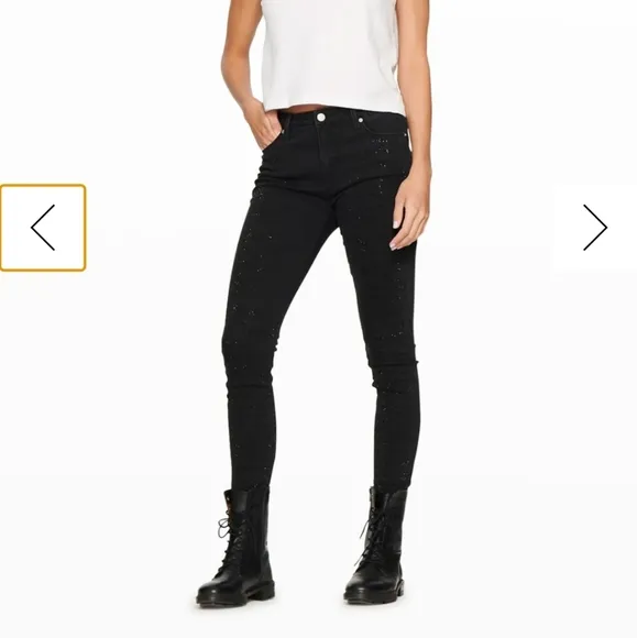 NWT sz28 BLUE REVIVAL Sienna Embellished Skinny Jeans
          
      Boutique