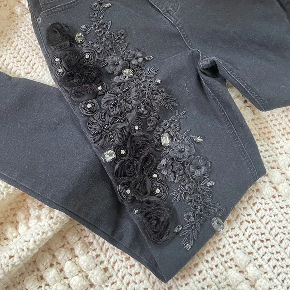 Very Cool! Blue Revival Brand Womens Jeans. Floral / Lace Adorned. Size 29