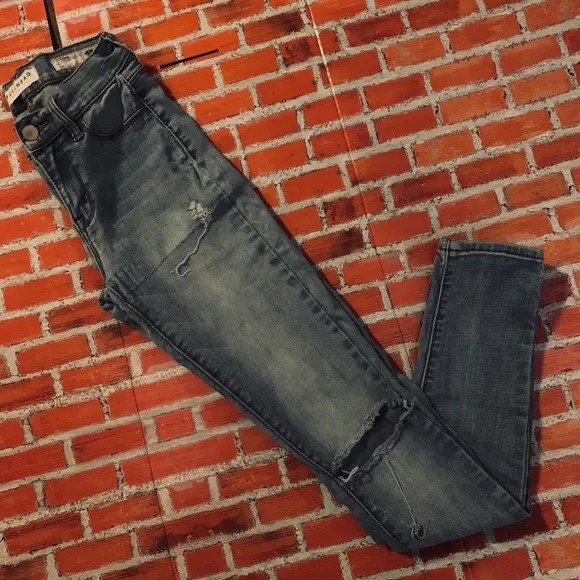 Low Rise  Distressed Light Blue Skinny Jegging