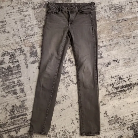 CALVIN KLEIN Women's Straight leg grey jeans. Flattering pockets. Size 6…