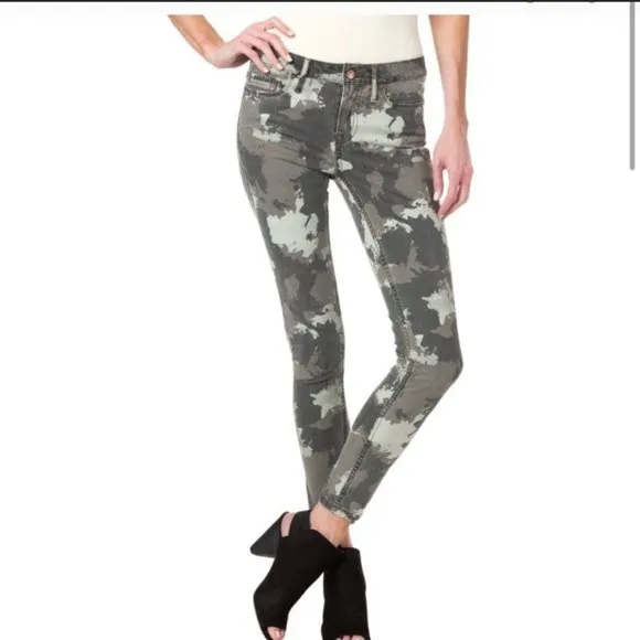 𝅺CALVIN klein camo ankle skinny jeans