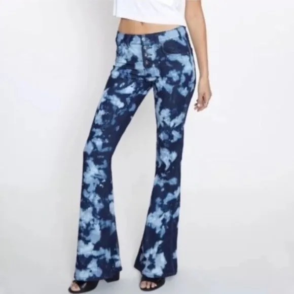 CARMAR Bleached Tie Dyed Flare Jean Sz 26
          
      NWT
